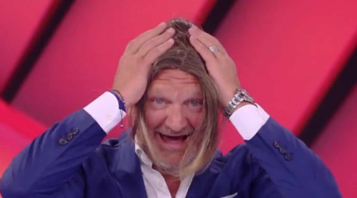 Andrea Pucci torna a La sai l’ultima? con la barzelletta su Mediaset e Silvio Berlusconi | video Andrea Pucci a La sai l'ultima? con finti capelli lunghi