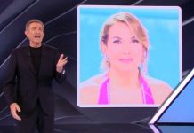 La sai l’ultima?, Ezio Greggio punge Barbara D’Urso per le luci: “Più bianca della neve” | video Mediaset Ezio Greggio punge Barbara D'Urso a La sai l'ultima? 2019