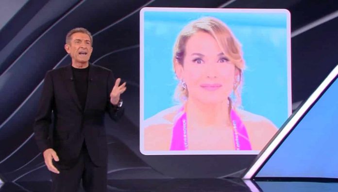La sai l’ultima?, Ezio Greggio punge Barbara D’Urso per le luci: “Più bianca della neve” | video Mediaset Ezio Greggio punge Barbara D'Urso a La sai l'ultima? 2019