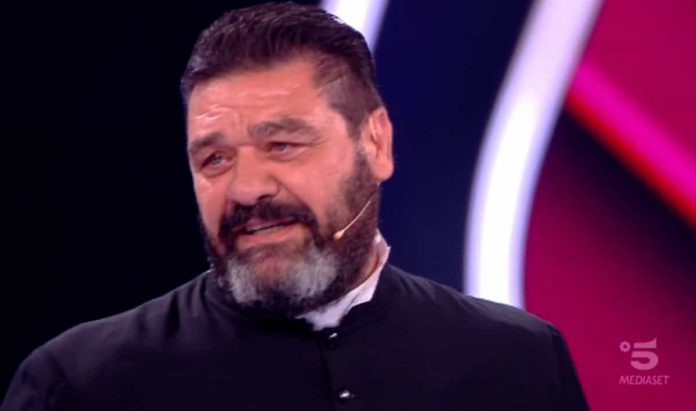 Franco Terlizzi da pugile a “prete”: a La sai l’ultima sketch con Formicola e Greggio | video Mediaset Franco Terlizzi vestito da prete a La sai l'ultima