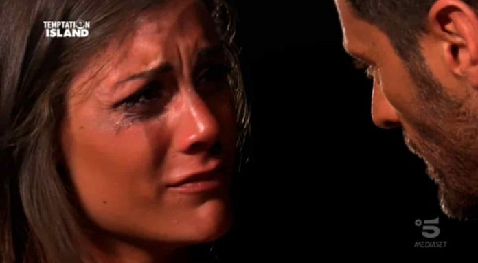 Temptation Island 2019: il riassunto della puntata di ieri sera e le ultime news sulle coppie | video Ilaria Teolis piange a Temptation Island 2019 e Filippo Bisciglia la consola