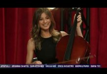 La sai l’ultima? Il promo col cast che omaggia il film “Amici Miei” | video Mediaset Romina Pierdomenico "violinista" nel promo de La sai l'ultima che omaggia Amici miei