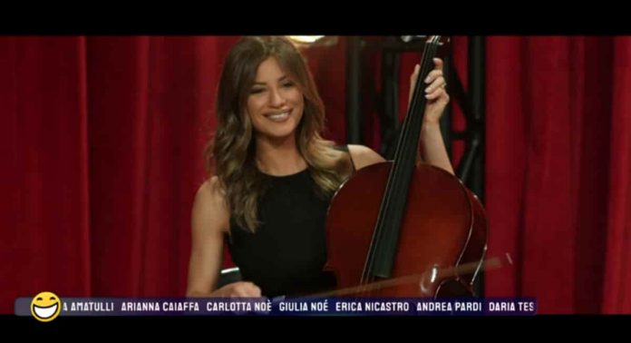 La sai l’ultima? Il promo col cast che omaggia il film “Amici Miei” | video Mediaset Romina Pierdomenico "violinista" nel promo de La sai l'ultima che omaggia Amici miei