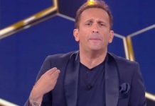 Lo show di Uccio De Santis alla finale de La sai l’ultima? | video Mediaset Uccio De Santis racconta la barzelletta del venditore balbuziente nella puntata de La sai l'ultima? di venerdì 12 luglio 2019