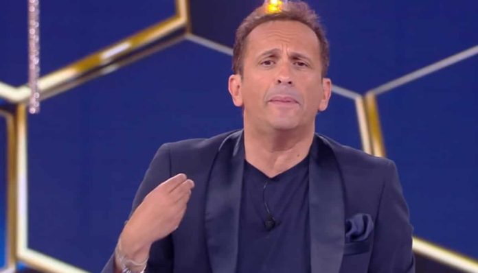 Uccio De Santis torna a La sai l’ultima? con la divertente barzelletta del venditore di Bibbia | video Mediaset Uccio De Santis racconta la barzelletta del venditore balbuziente nella puntata de La sai l'ultima? di venerdì 12 luglio 2019