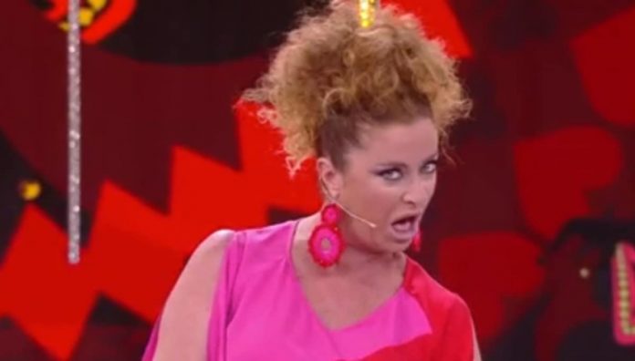 Valentina Persia, a La sai l’ultima? nuova barzelletta in napoletano | video Mediaset Valentina Persia racconta una barzelletta in napoletano nella puntata de La sai l'ultima? di venerdì 12 luglio 2019