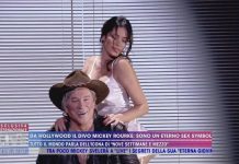 Aida Yespica, lo spogliarello di 9 settimane e mezzo per Mickey Rourke a Live non è la d’Urso | VIDEO Mediaset Aida Yespica Spogliarello a Live non è la d'urso