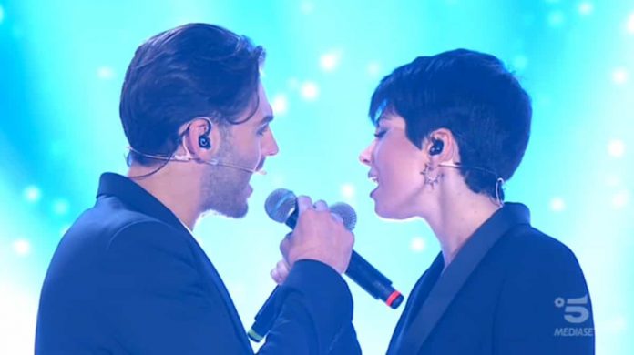 Amici Celebrities, Alberto e Giordana cantano la sigla della seconda puntata | video Witty tv Alberto e Giordana cantano la sigla di Amici Celebrities