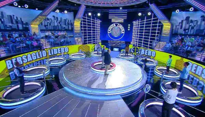 Caduta Libera, il nuovo gioco Bersaglio libero butta giù la sfidante Maura | video Mediaset Bersaglio Libero è il nuovo gioco di Caduta Libera