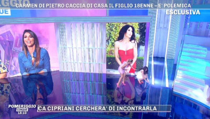Pomeriggio 5: Carmen Di Pietro e la figlia fra pulizie e poesie | Video Mediaset Pomeriggio 5