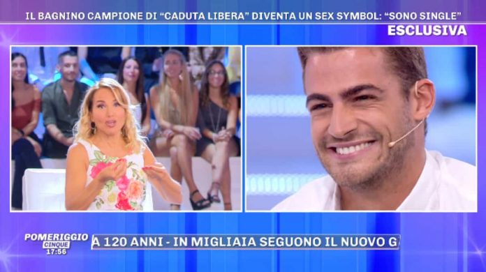 Christian Fregoni “gnoccone” a Pomeriggio 5: “Sei single?”, il sexy bagnino replica così | video Christian Fregoni ospite a Pomeriggio 5