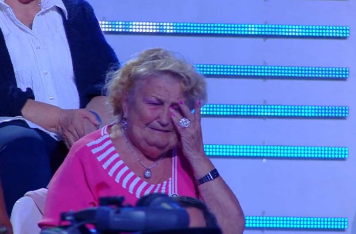 Gerry Scotti, una fan di 90 anni piange a Caduta Libera: il motivo | video Mediaset Fan 90enne di Gerry Scotti piange a Caduta Libera