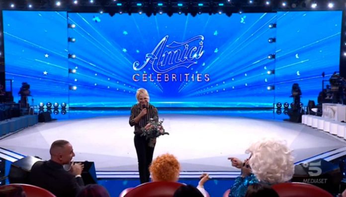 Amici Celebrities: la prima puntata del 21 settembre 2019 in streaming | video Witty tv – Mediaset Maria De Filippi apre la prima puntata di Amici Celebrities e consegna un mazzo di fiori ad Ornella Vanoni