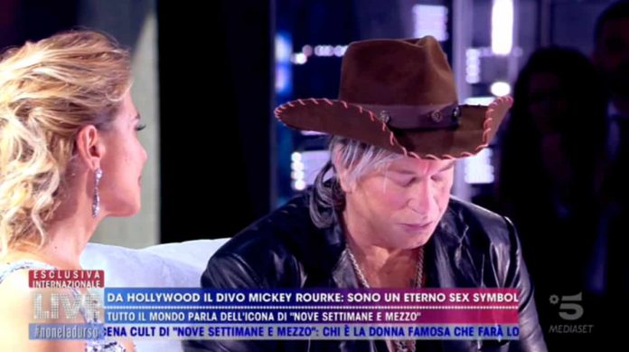 Mickey Rourke ospite a Live – Non è la D’Urso: l’intervista completa | video Mediaset Mickey Rourke ospite a Live - Non è la D'Urso