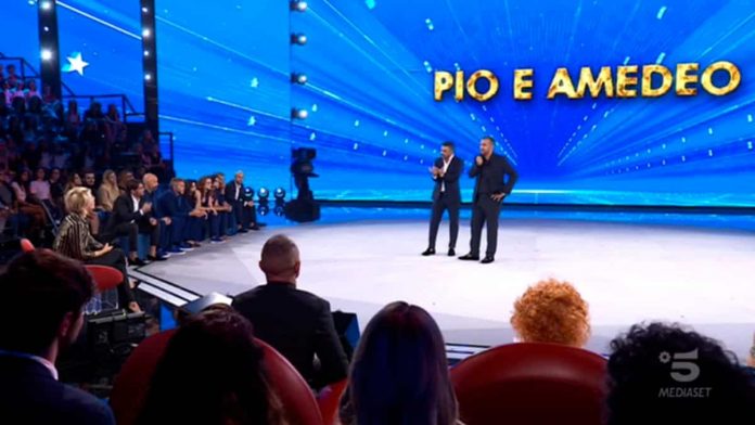 Pio e Amedeo ad Amici 22 nella prima puntata del Serale: le battute sui giudici | Video Witty Tv Pio e Amedeo Amici 22