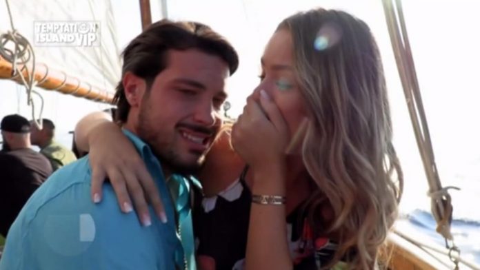 Temptation Island Vip 2019, lo sbarco delle coppie sull’isola: Simone subito piange (video Witty tv) Simone Bonaccorsi piange a Temptation Island Vip 2019