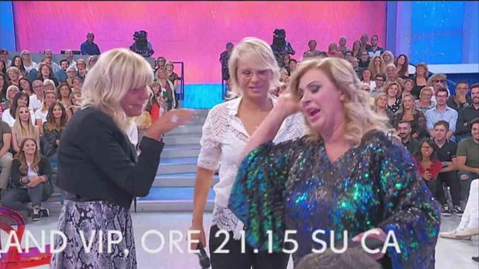 Tina Cipollari e Gemma Galgani si scontrano a Uomini e donne: Maria De Filippi sul chi va là | video Witty tv Gemma e Tina lite a Uomini e Donne