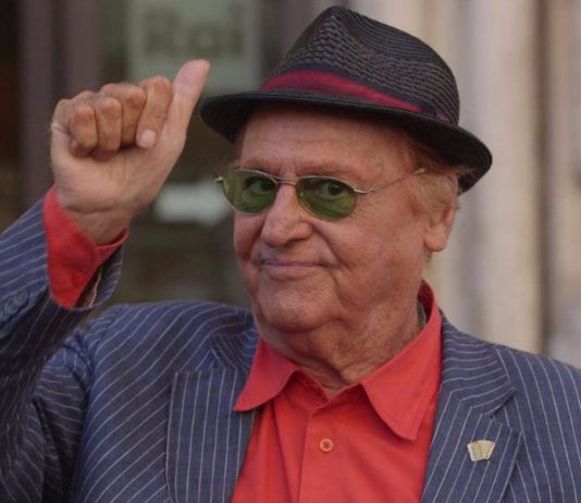 Renzo Arbore: “Viva Stefano De Martino, artista completo. Sanremo? Senza Rai sarebbe un’altra cosa” | Intervista Renzo Arbore con No non è la BBC su Rai2