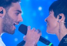 Alberto Urso torna ad Amici Celebrities e canta “Oltremare” con Giordana | video Witty tv Alberto Urso e Giordana cantano la sigla "Oltremare"