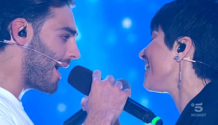 Alberto Urso torna ad Amici Celebrities e canta “Oltremare” con Giordana | video Witty tv Alberto Urso e Giordana cantano la sigla "Oltremare"