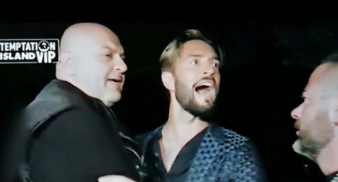Alex Belli corre a Temptation Island Vip 2019: l’attore urla “Delia” più volte e perde le staffe | video Witty tv Alex Belli corre a Temptation Island Vip 2019