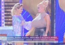 Allegra Cole, taglia 15 di seno, si racconta a Live – Non è la D’Urso | Video Mediaset Allegra Cole mostra il seno a Live - Non è la D'Urso