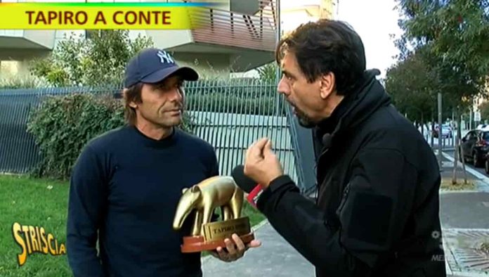 Striscia la notizia, Antonio Conte riceve il tapiro d’oro per Inter – Juve | video Mediaset Antonio Conte riceve il tapiro d'oro di Striscia la notizia