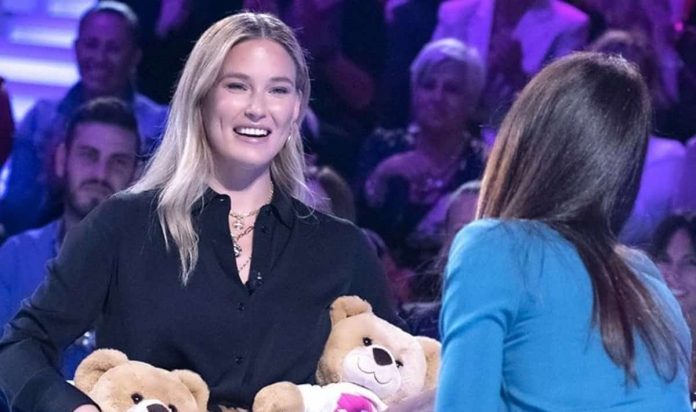 Bar Refaeli a Verissimo: “Aspetto un maschietto” | Video Mediaset Bar Refaeli a Verissimo