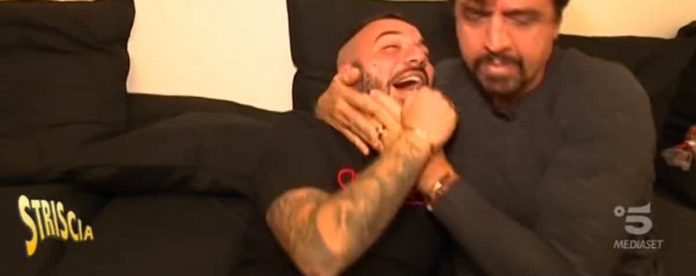 Er Faina, il video del tapiro a Striscia la notizia: “Mi assumo le mie colpe” | video Mediaset Valerio Staffelli consegna il tapiro di Striscia la notizia a Damiano Er Faina