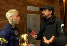 Fedez offende le Veline su Instagram? Striscia la notizia interviene con un tapiro | video Mediaset Fedez ritira il tapiro d'oro a Striscia la notizia