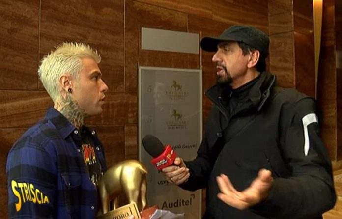 Fedez offende le Veline su Instagram? Striscia la notizia interviene con un tapiro | video Mediaset Fedez ritira il tapiro d'oro a Striscia la notizia