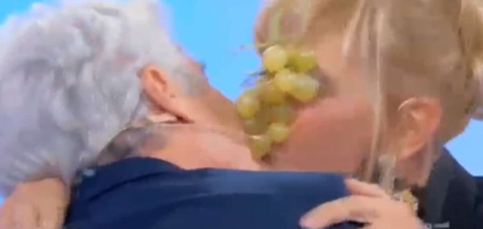 Uomini e Donne, Gemma e Jeanpierre: il gioco della mela diventa il gioco dell’uva | Video Witty Tv Uomini e Donne