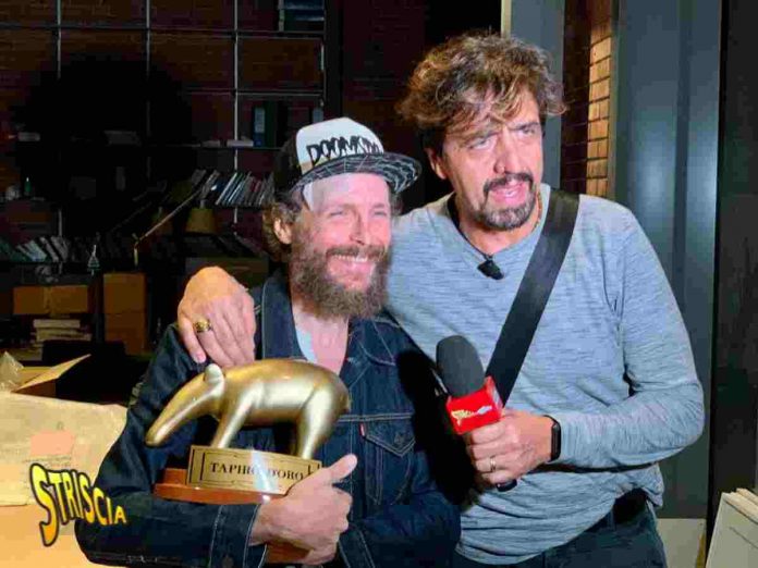 Striscia la notizia consegna il tapiro d'oro a Jovanotti