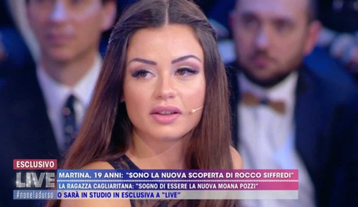Martina Smeraldi, a Live – Non è la D’Urso la nuova scoperta di Rocco Siffredi | Video Mediaset Martina Smeraldi in studio a Live - Non è la D'Urso