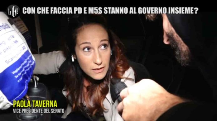 Le Iene, Filippo Roma intervista Paola Taverna e la senatrice critica: “Giornalismo di bassa lega” | video Mediaset Filippo Roma intervista Paola Taverna a Le Iene