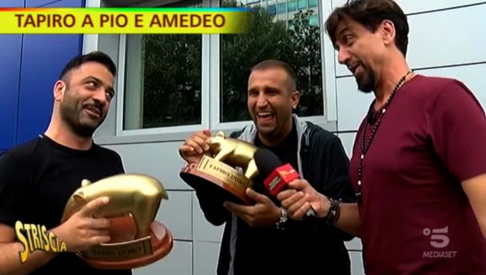 Pio e Amedeo, Striscia la notizia consegna il tapiro: ecco perché | video Mediaset Pio e Amedeo ritirano il tapiro a Striscia la notizia