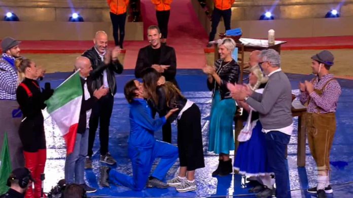 Eurogames, proposta di matrimonio a sorpresa: Alex e Fabiana si sposeranno? | video Mediaset La proposta di matrimonio di Alex a Fabiana durante la finale di Eurogames 2019