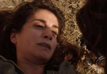 Rosy Abate 2 – La serie, Regina Mainetti muore per difendere Leo: la scena | video Mediaset Regina Mainetti (l'attrice Paola Michelini) muore in Rosy Abate 2 - La serie