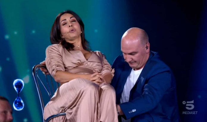 Tu sì que vales 2019, Ruslan coinvolge Sabrina Ferilli: “Mi sto ca*ando sotto” | video Witty tv Sabrina Ferilli coinvolta da Ruslan in un'esibizione di equilibrio a Tu sì que vales 2019