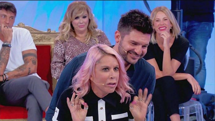 Uomini e Donne, ospiti Anna Pettinelli e Stefano Macchi: il confronto con Cecilia Zagarrigo | Video Witty Tv Anna Pettinelli e Stefano Macchi a Uomini e Donne