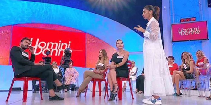 Uomini e Donne, trono over: tutti contro Armando | Video Witty Tv Barbara contro Armando a Uomini e Donne