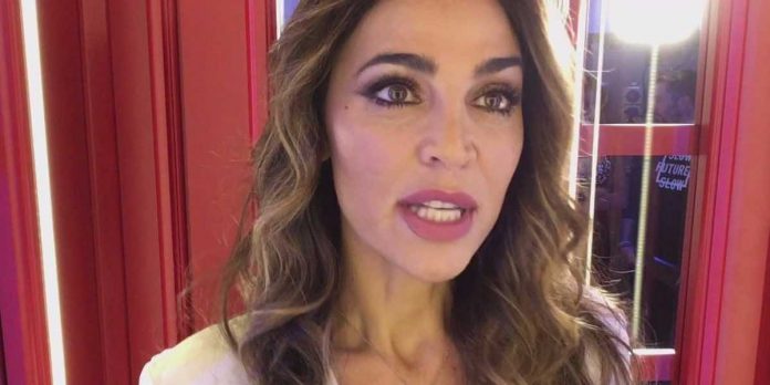 Pomeriggio Cinque, Cecilia Capriotti “da non perdere” nella cabina rossa | Video Mediaset Cecilia Capriotti a Pomeriggio Cinque