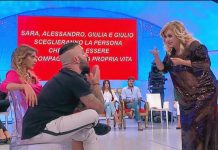 Uomini e Donne, lo scontro tra Damiano Er Faina e Tina Cipollari: il video di Witty Tv Lo scontro tra Damiano Er Faina e Tina Cipollari