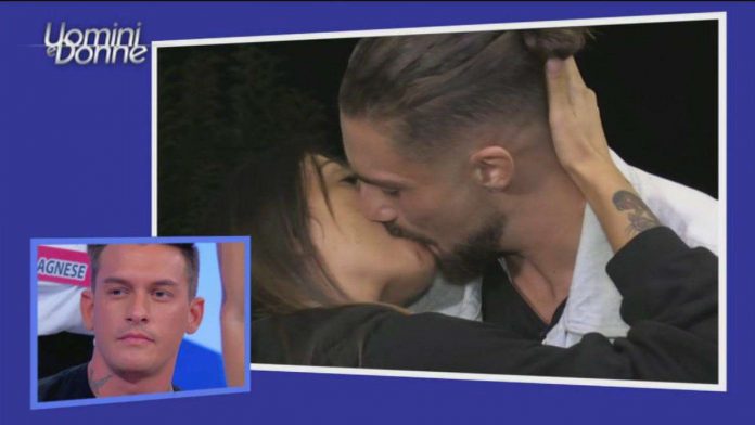 Giulia e Daniele esterne a Uomini e Donne: il video del bacio | Witty Tv Giulia e Daniele Uomini e Donne bacio