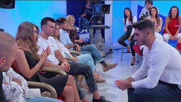 Uomini e Donne, Javier Martinez torna in studio: il confronto con Sara Tozzi | Video Witty Tv Javier Martinez a Uomini e Donne