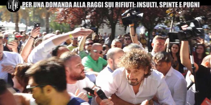 Le Iene, Filippo Roma aggredito da una folla di militanti Cinque Stelle | Video Mediaset Le Iene, Filippo Roma aggredito da militanti Movimento Cinque Stelle