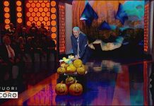 Mario Giordano contro Halloween: distrugge le zucche con una mazza tricolore | Video Mediaset mario giordano contro halloween