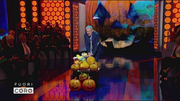 Mario Giordano contro Halloween: distrugge le zucche con una mazza tricolore | Video Mediaset mario giordano contro halloween