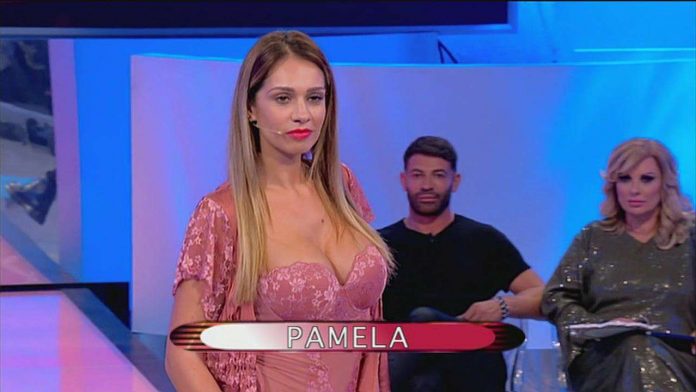 Uomini e donne, sfilata al Trono Over: Pamela Barretta è “Bella da perdere la testa” | video Witty tv Pamela Barretta Uomini e Donne over