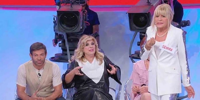 Tina Cipollari stronca Gemma a Uomini e donne: “Un fallimento, sei sempre più sola” | video Witty tv Tina contro Gemma in studio a Uomini e Donne